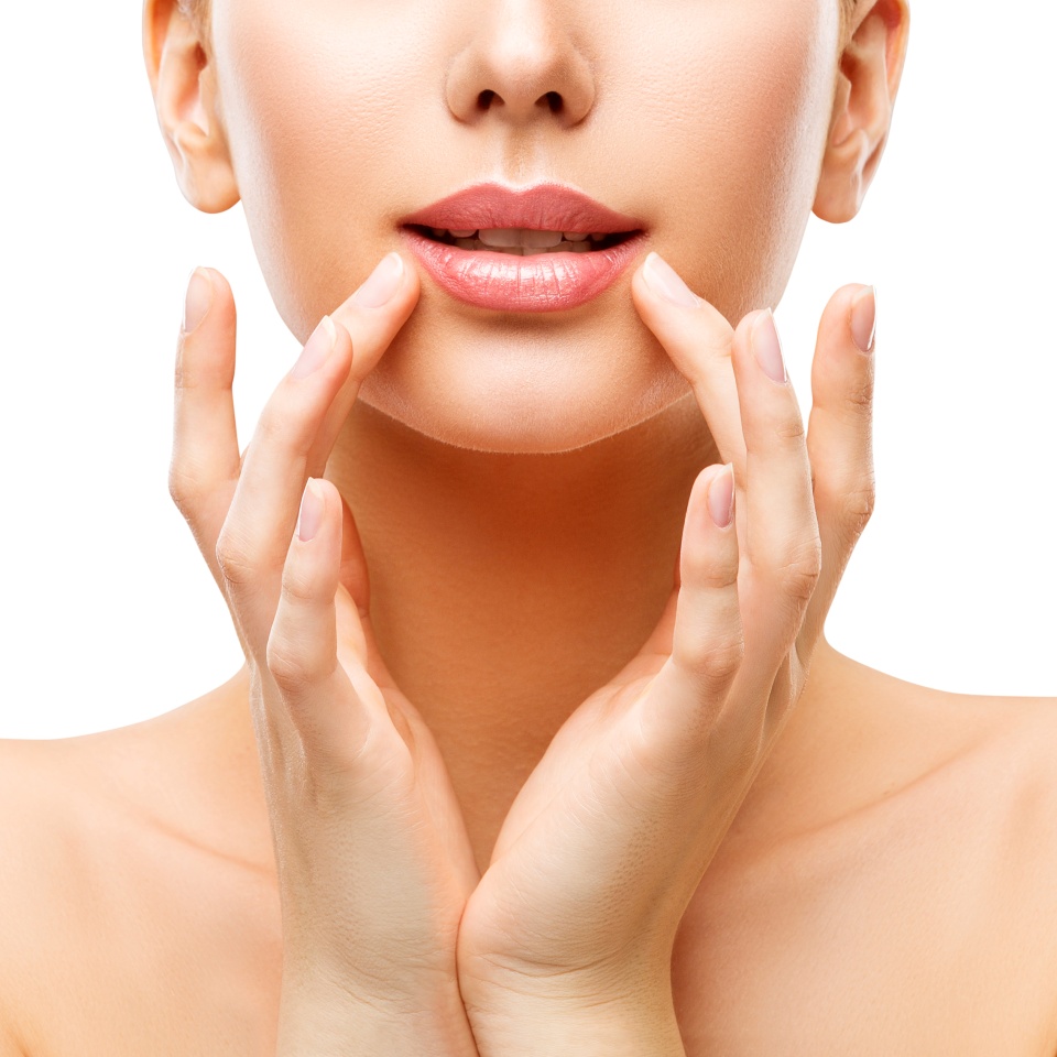 Cuidado de los labios de la mujer y maquillaje de belleza facial, modelo tocando el labio con las manos, maquillaje de piel natural, blanco aislado