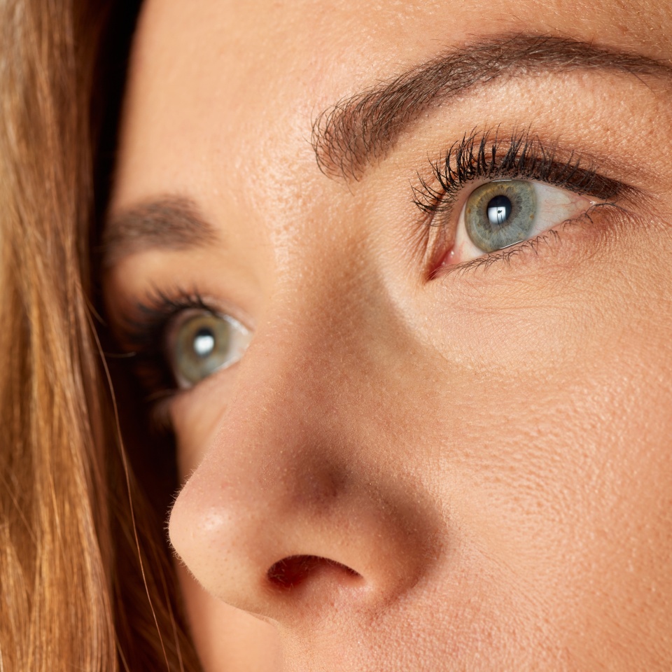 Imagen de primer plano del hermoso rostro femenino, ojos, cejas y nariz. Laminación de cejas y pestañas. Concepto de belleza natural, cuidado de la piel, salud, cirugía plástica, cosméticos, tratamiento facial, cosmetología  