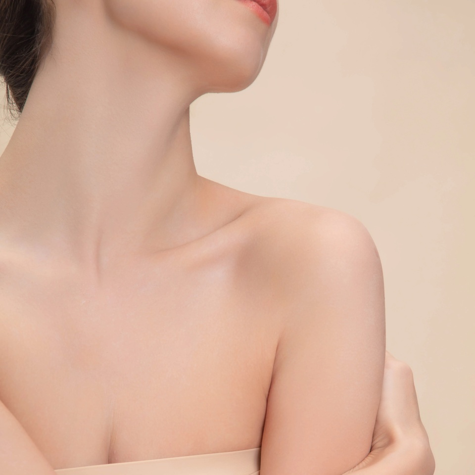 Breast shower gel effect showcases the clavicle of the body