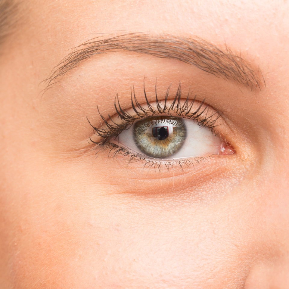 Primer plano de una chica guapa con los ojos cerrados
